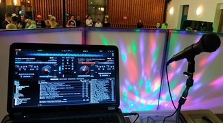 Derrière la console DJ